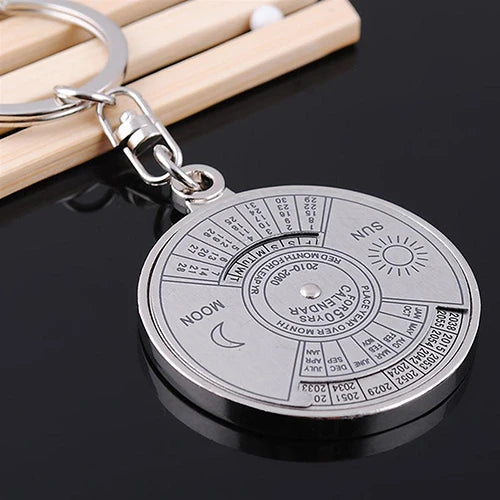 50-Year Perpetual Calendar Keychain - Silver Alloy Key Ring with Keyfob Decoration 8OU9