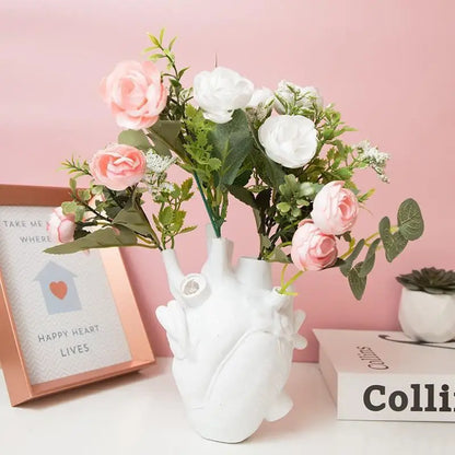 Creative Heart-Shaped Resin Vase for Flowers – Customized Desktop Home Decoration Sculpture